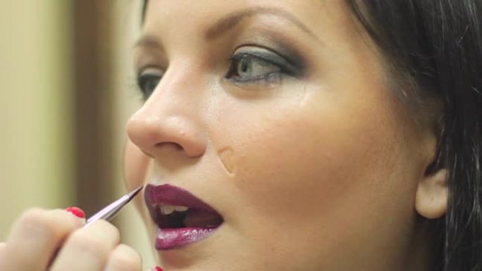 化妆师画她的嘴唇女人