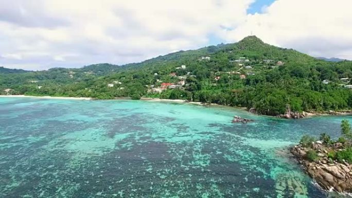 塞舌尔马埃岛Anse Royale海滩的鸟瞰图。