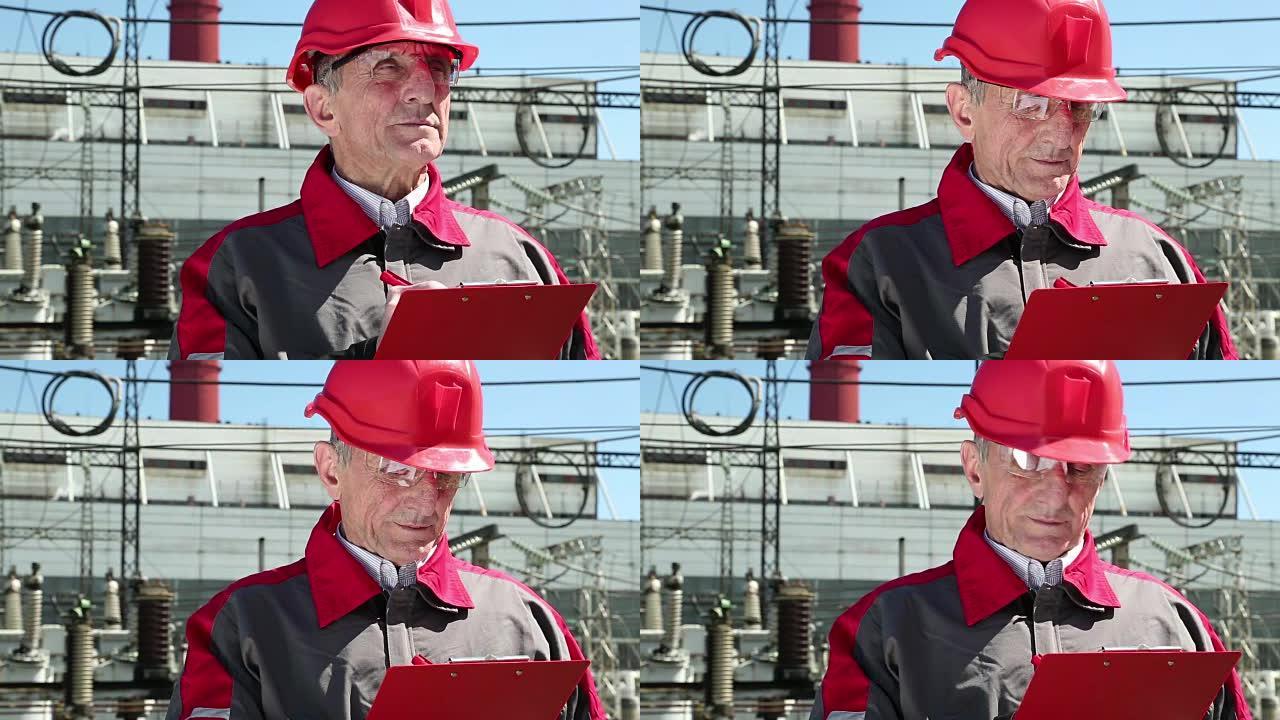 红色头盔中的工程师生成器写下有关对象的信息