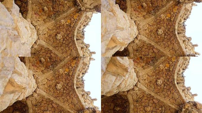 西班牙巴塞罗那安东尼·高迪公园奎尔柱廊小径拱门的细节