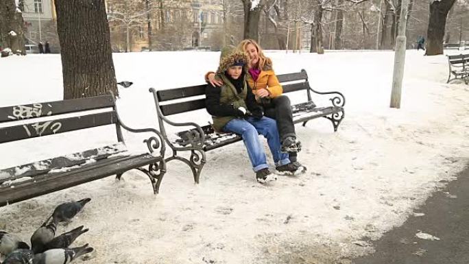 母亲和儿子在冬季公园