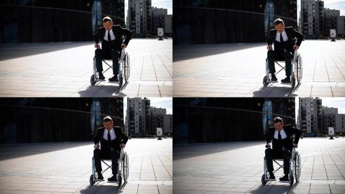 残疾商人试图从外面的轮椅上站起来