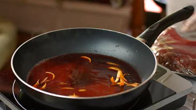红色液体倒在锅上。