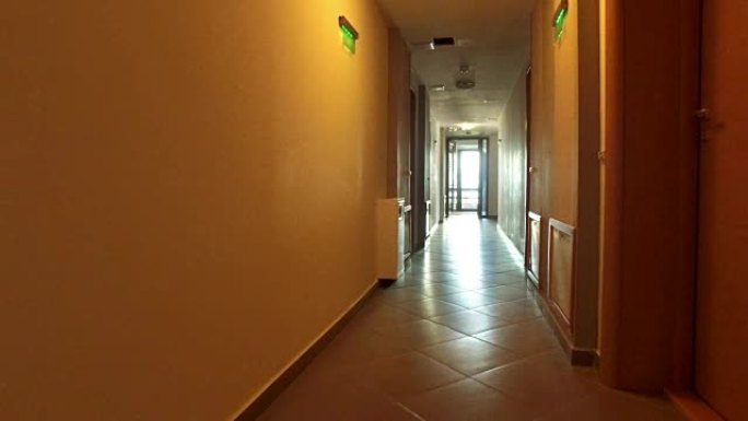 逃离步行视点进入酒店长廊的视角，4k steadicam拍摄