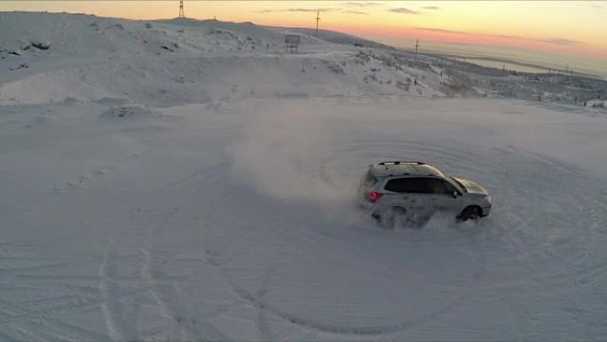 飞越汽车在雪地上漂流