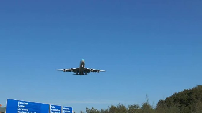 飞机接近跑道-低角度视图
