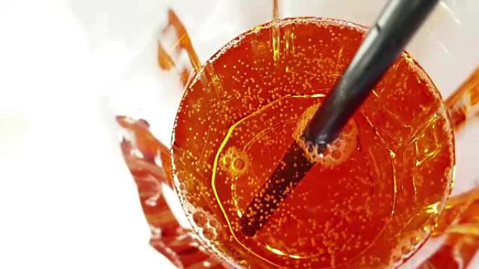 白色桌子上喝杯spritz aperitif aperol orange鸡尾酒的顶部视图，带有嘶嘶的