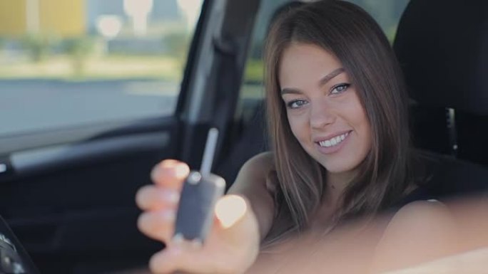 年轻女子展示新车的钥匙
