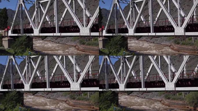 快速山河急流上方的旧钢桥。全高清平底锅拍摄