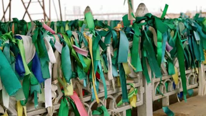 穆斯林坟墓围栏上的传统绿丝带