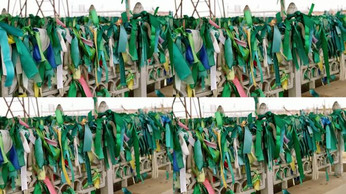 穆斯林坟墓围栏上的传统绿丝带