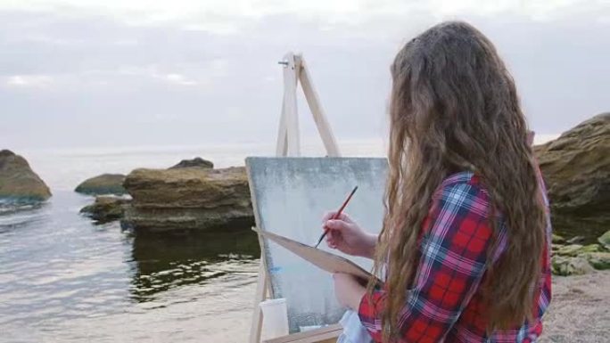 女艺术家绘画海洋景观