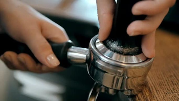 咖啡师用手把现磨咖啡压成咖啡片