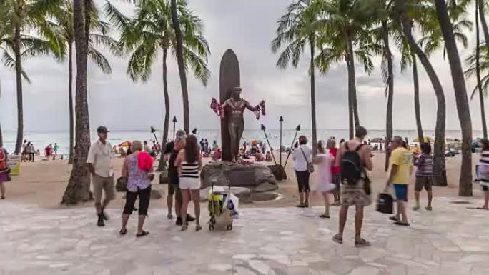 檀香山威基基海滩上的公爵雕像人群-相机平移右
