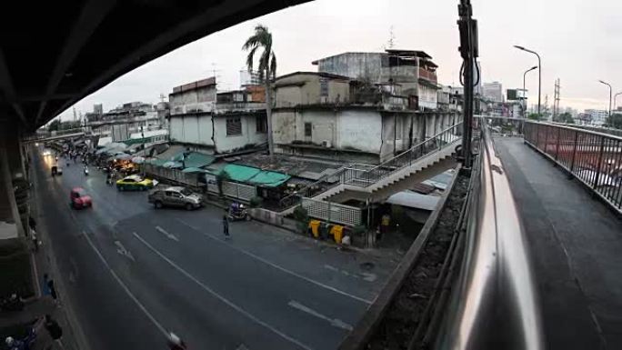 2016年12月31日: 时间流逝-在泰国曼谷的天桥上行走的身份不明的人以及街道上的交通瞬间，由鱼眼