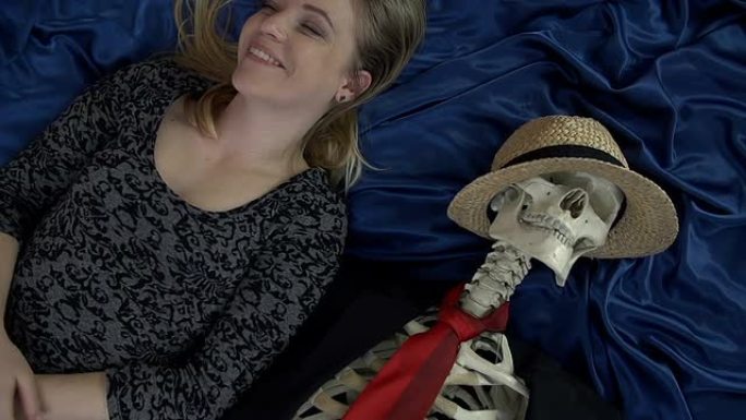 女性微笑和触摸骨骼伴侣的骨骼