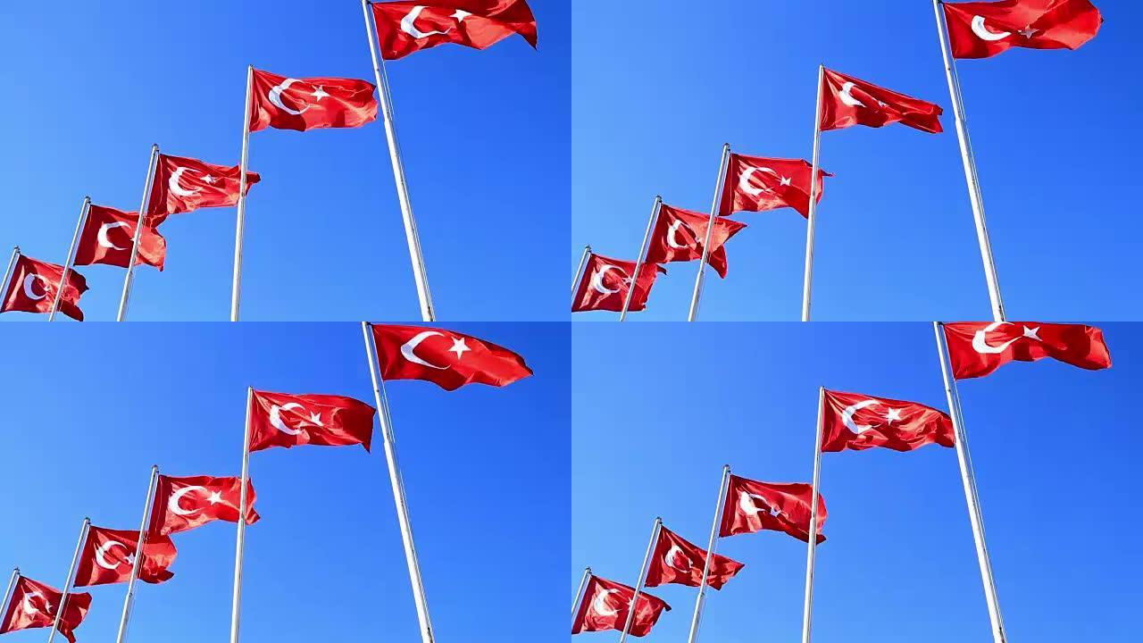 土耳其国旗在蓝天中飘扬