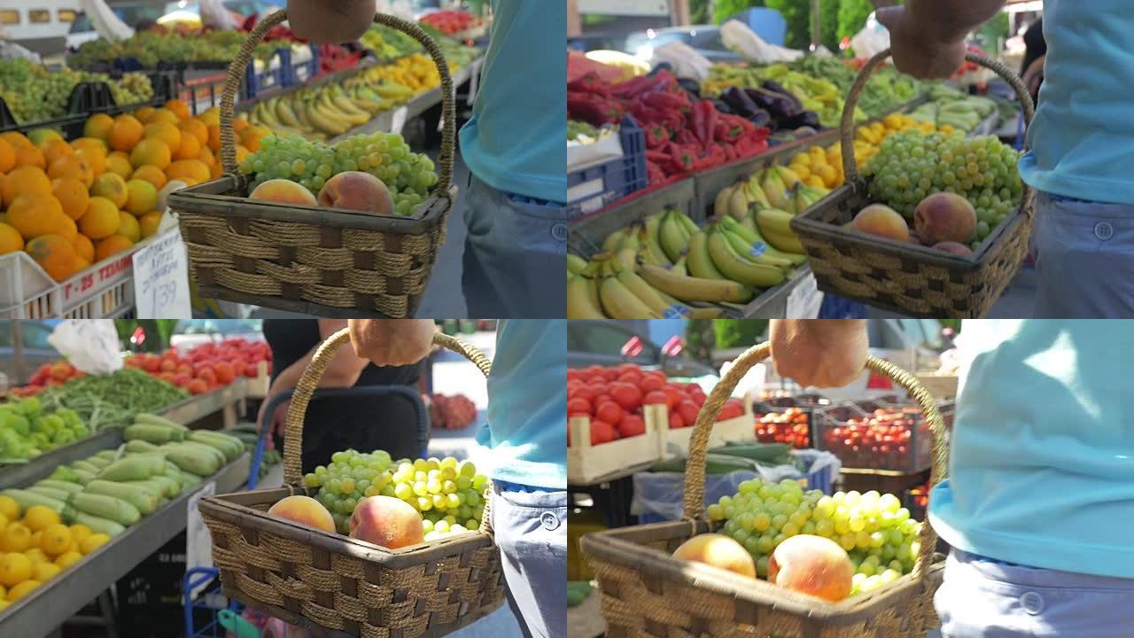 水果市场上有葡萄和桃子篮子的人