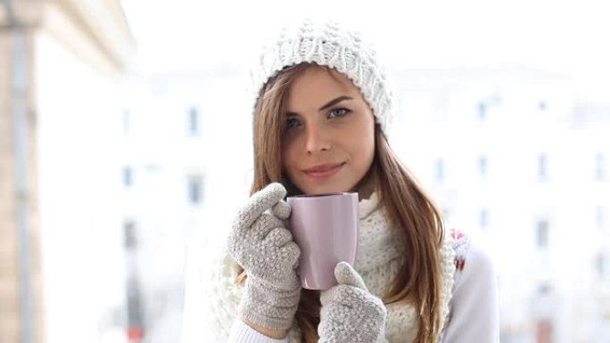 戴帽子的女孩正在喝热饮咖啡