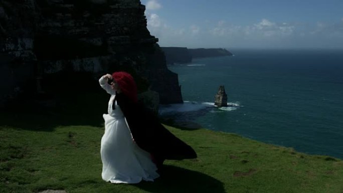 4k在爱尔兰Moher景观悬崖上拍摄的红发女王