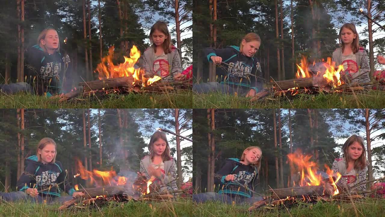 徒步旅行: 孩子们坐在火炉旁