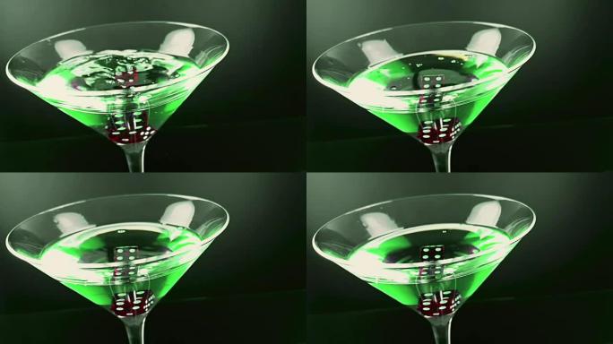 红色骰子掉落，飞溅成蓝色新鲜酒精鸡尾酒酒杯在绿色灯光背景下，拍摄慢动作，娱乐和休闲娱乐赌场游戏
