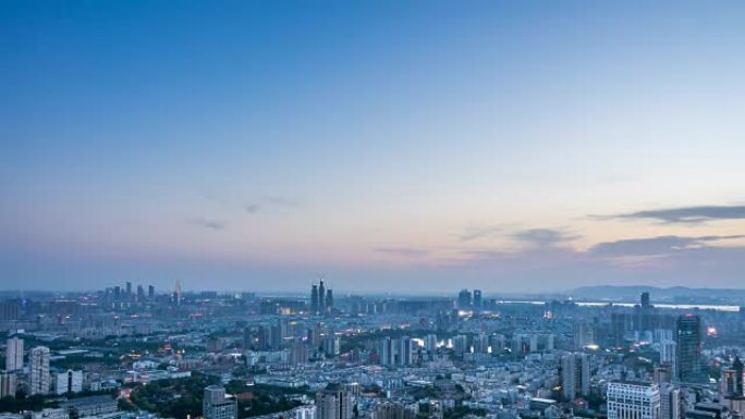 时间流逝: 从白天到晚上高峰时段南京天际线的空中景观