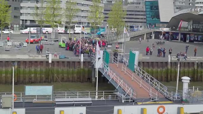 鹿特丹港口排队的乘客