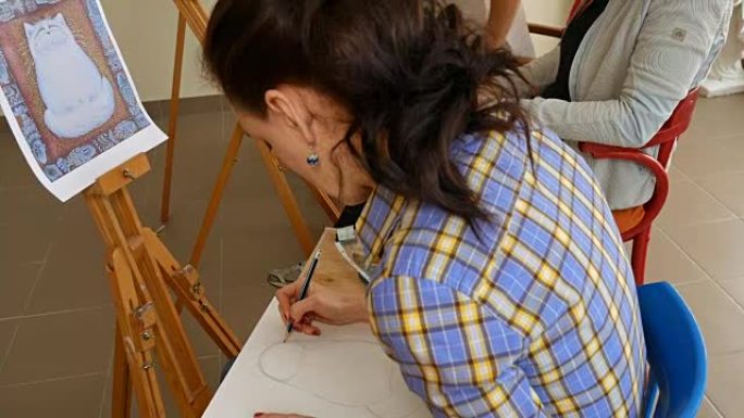 女艺术家在艺术工作室画铅笔素描