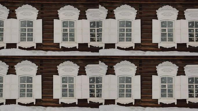 俄罗斯雕刻木框美化木结构房屋的外部