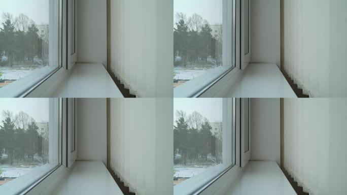 带有垂直百叶窗和外面飘落的雪的新窗户