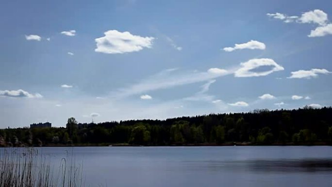 美丽的云朵在湖泊或河流上移动