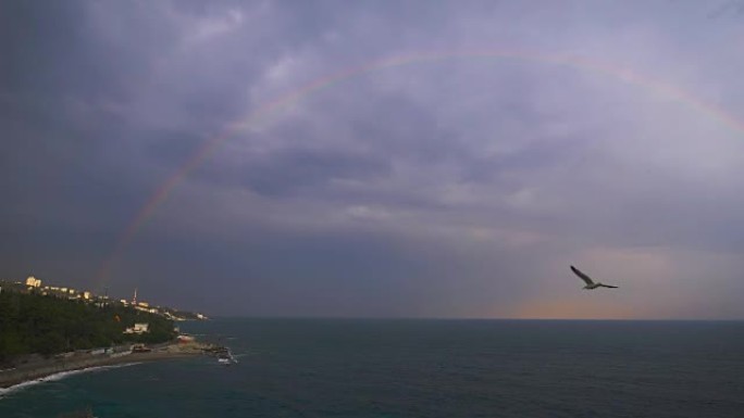 阴云密布的天空背景下，海上彩虹