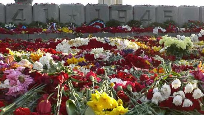 鲜花放置在二战胜利日纪念碑前