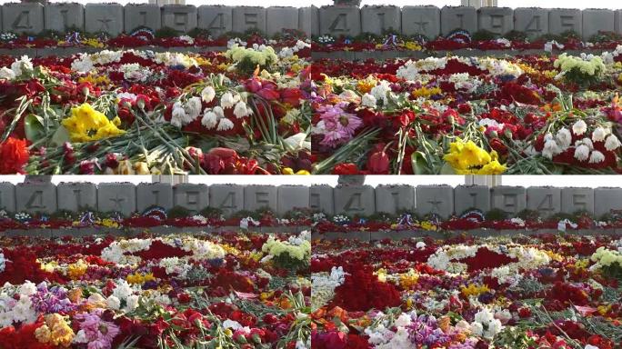 鲜花放置在二战胜利日纪念碑前