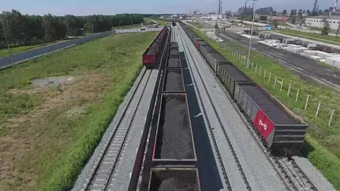 带货车的货运列车和带煤的立式列车的鸟瞰图UHD 4K