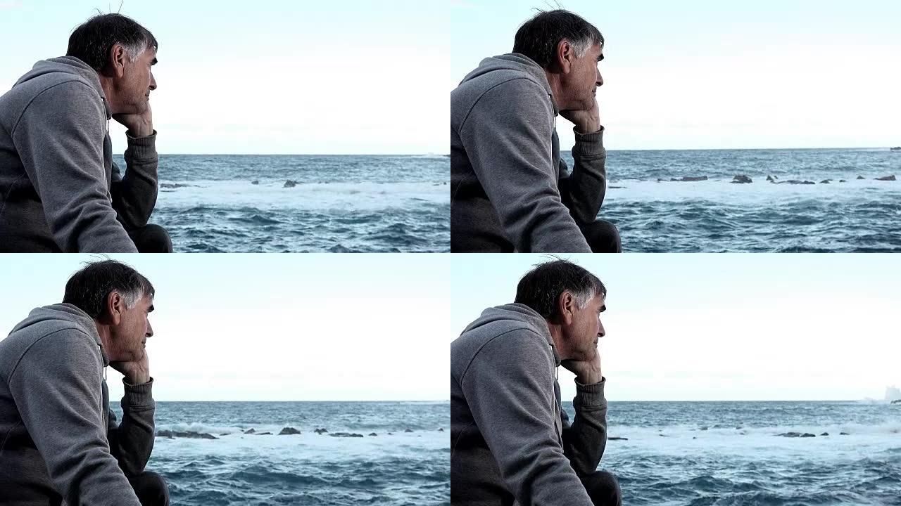 50岁的男人在考虑大海