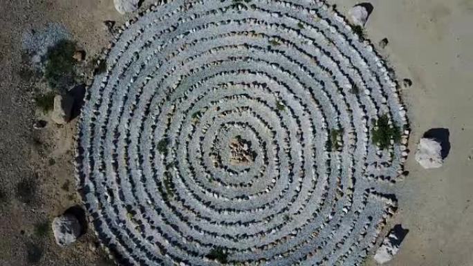 用地上的石头做的圆圈的图形。无人机的观点