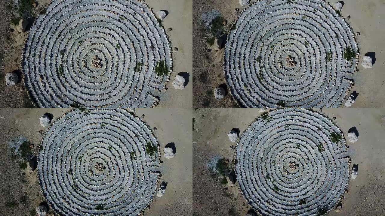 用地上的石头做的圆圈的图形。无人机的观点