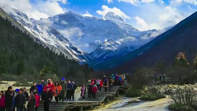 中国四川黄龙山自然钙化池，