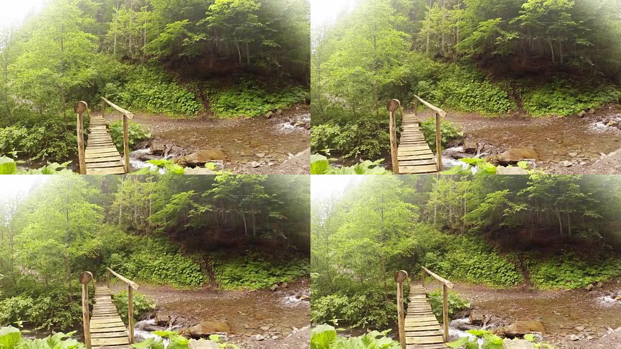 在山上的一条河上的一座小木桥