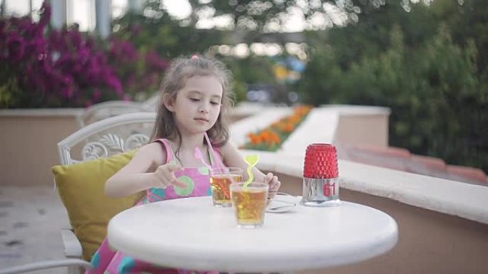 咖啡馆里喝果汁的可爱小女孩，特写镜头