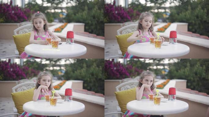 咖啡馆里喝果汁的可爱小女孩，特写镜头