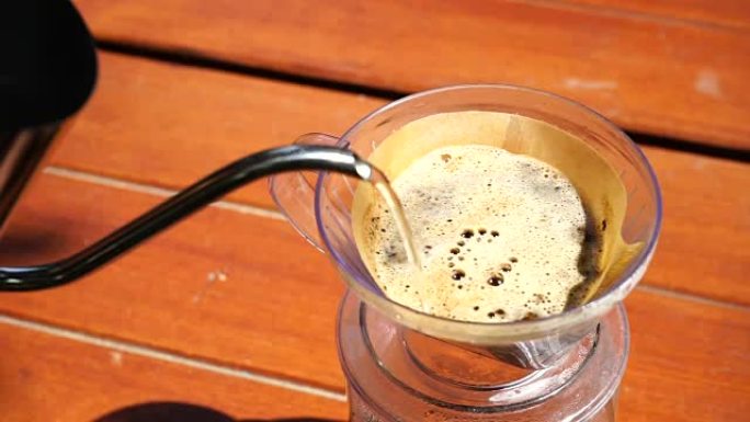 手滴咖啡，咖啡师在带过滤器的咖啡粉上倒水