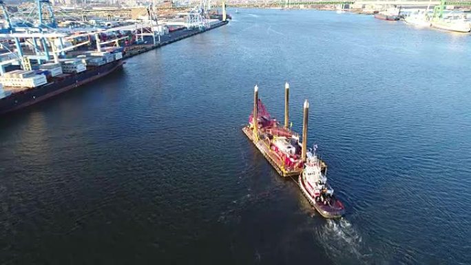 拖船和驳船费城特拉华河的鸟瞰图。