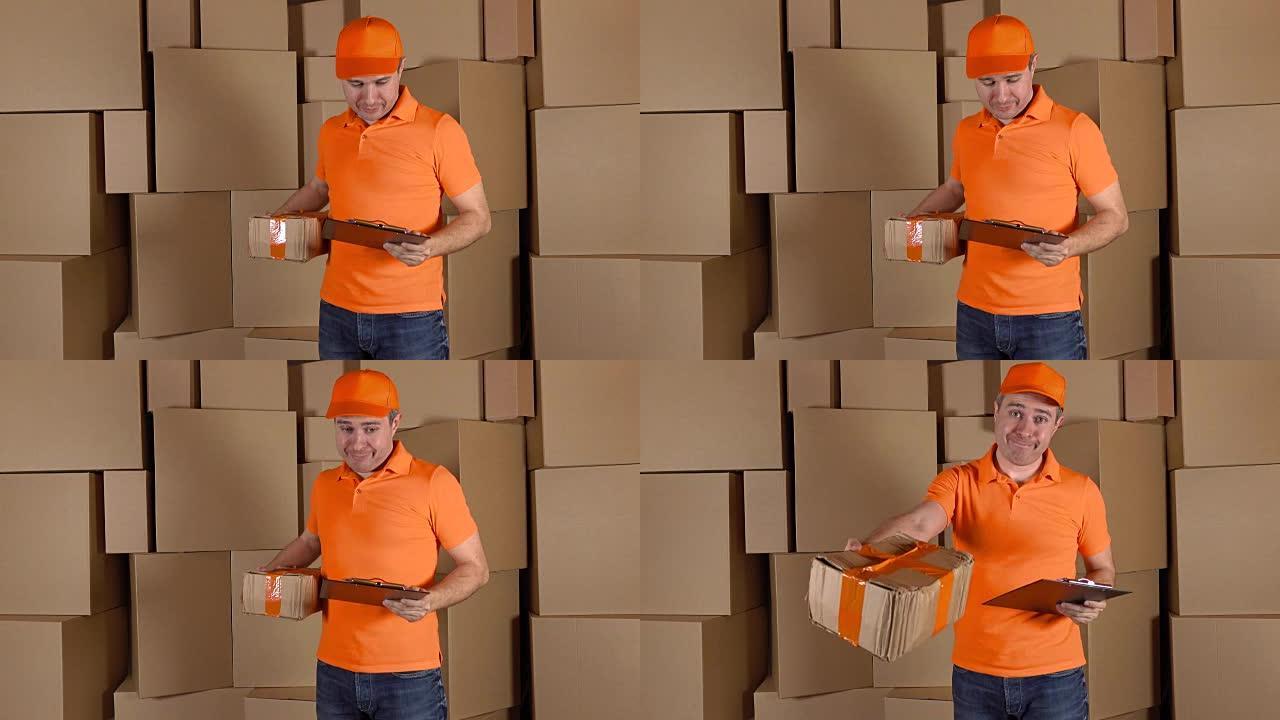 穿着橙色制服的人向客户运送严重损坏的包裹。棕色纸箱背景。不专业的工作和后悔的概念。全高清镜头