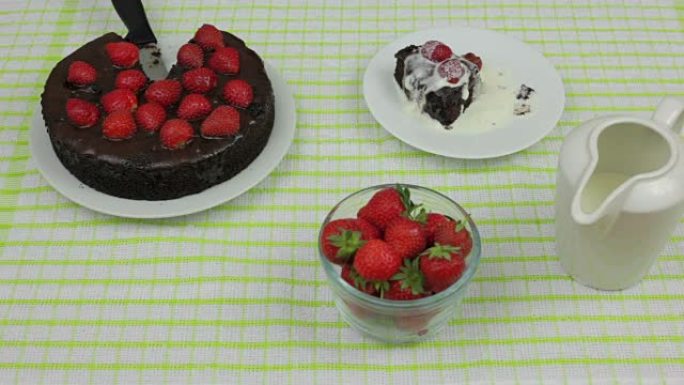男人吃草莓顶巧克力软糖蛋糕