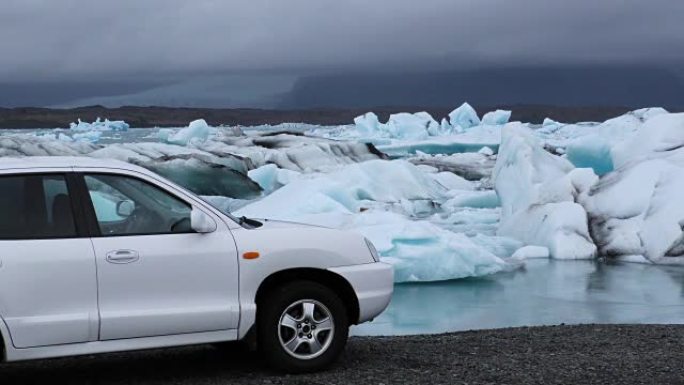 东冰岛Jokulsarlon冰川泻湖的越野车。静态镜头。