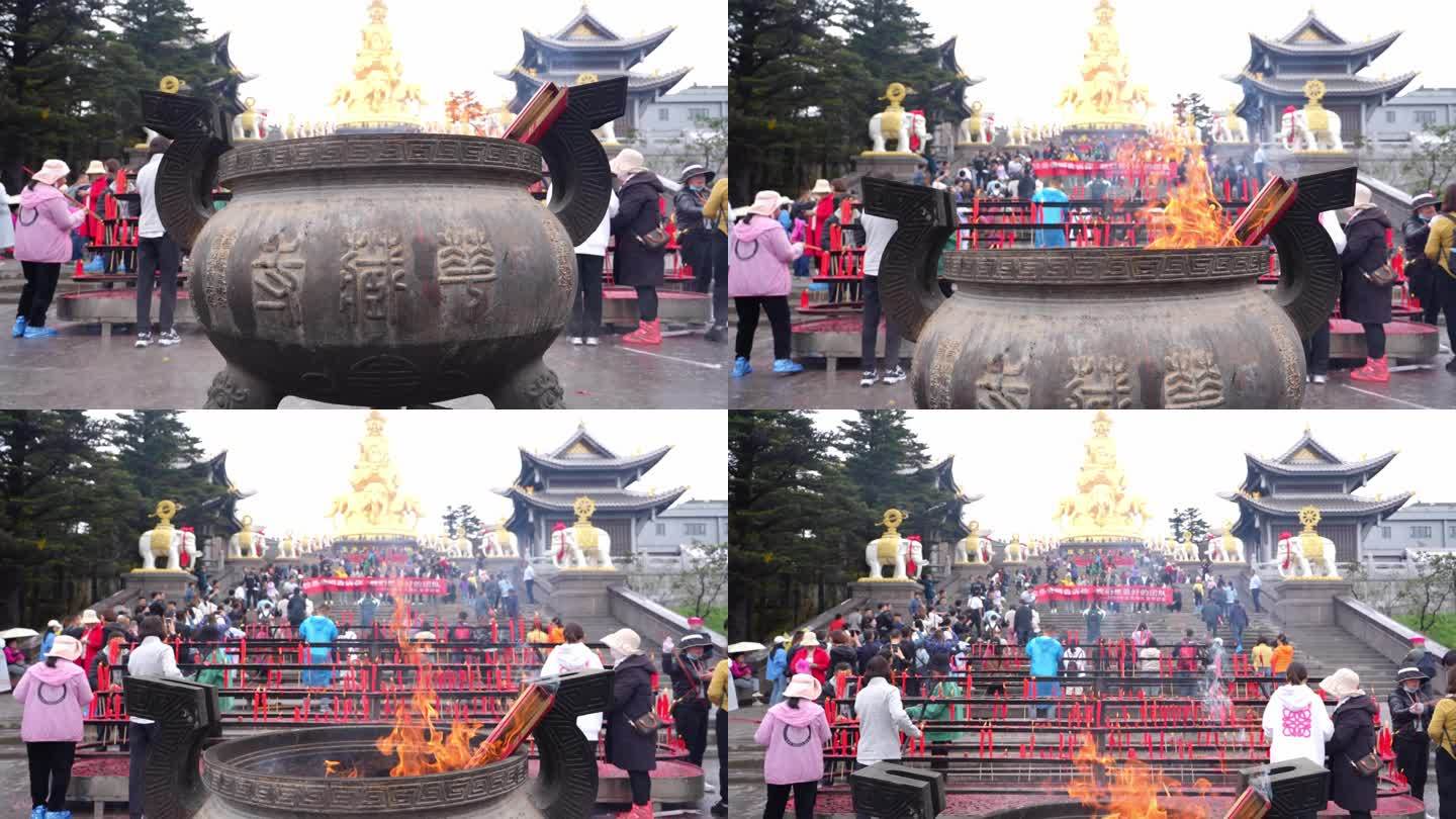 峨眉山金顶烧香祈祷