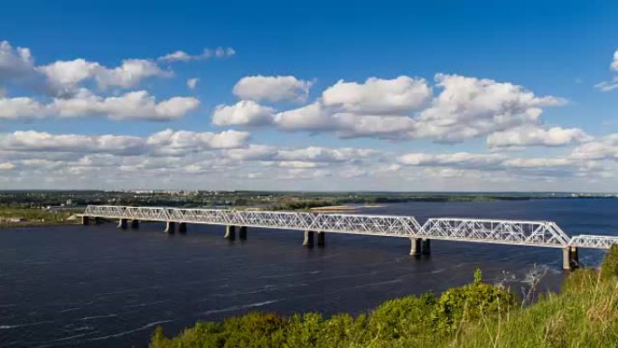 横跨伏尔加河的铁路桥的美丽时光倒流